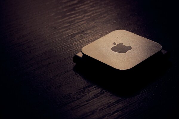 Foto macro del logotipo de Apple en colores oscuros