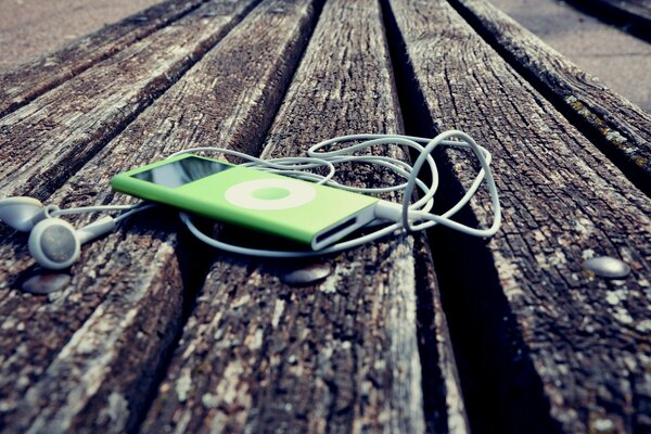 Los auriculares se encuentran en un banco de madera