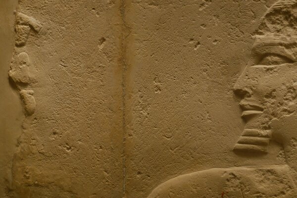 Das Gesicht des Pharaos im Profil an der sandfarbenen Wand