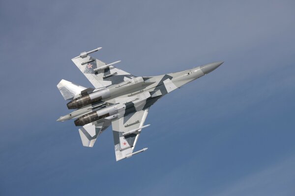 Militärflugzeug su-35 Kämpfer in der Luft