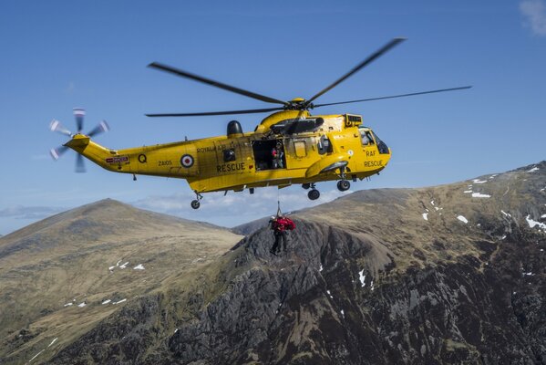 Hélicoptère de sauvetage jaune sur les montagnes