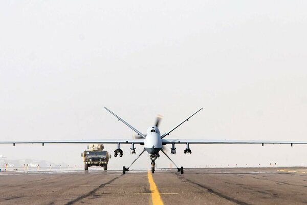 Avión militar Reaper en la banda de aceleración