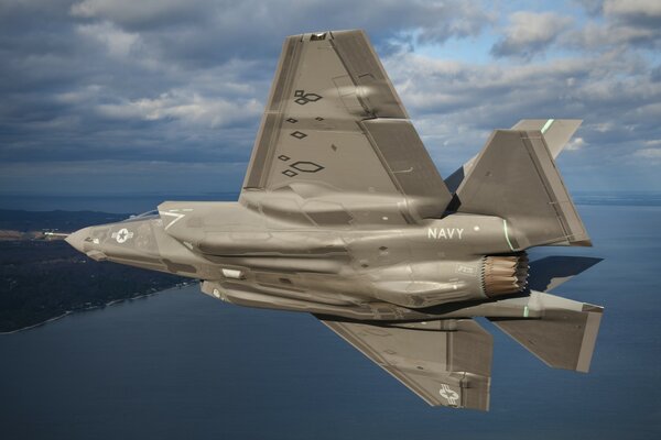 Gran caza F-35 en el cielo