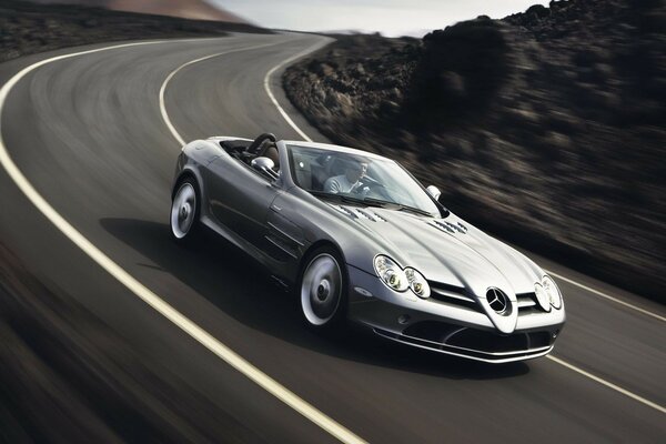 La voiture à la vitesse de la course sur la route