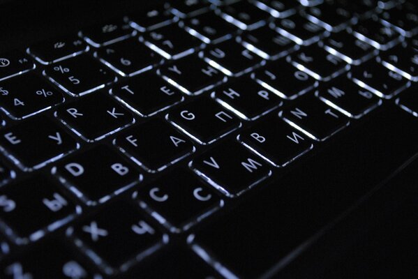 Светящяся в темноте черная клавиатура макбука