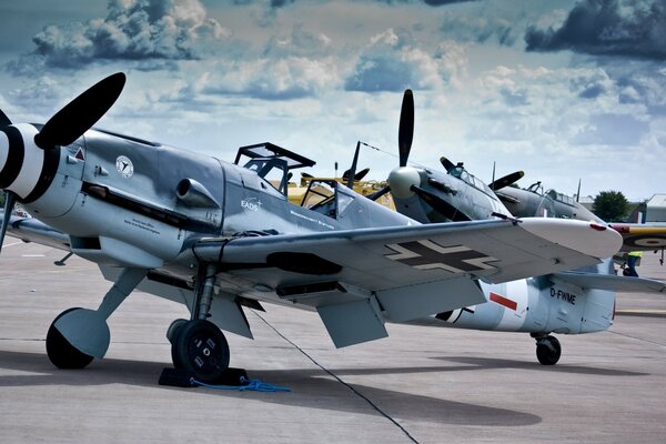 Flugzeug Messerschmit auf dem Flugplatz am bewölkten Himmelshintergrund