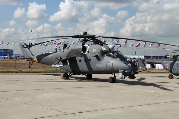 Der Mi-35-Hubschrauber auf dem Hintergrund der Staatsfahnen