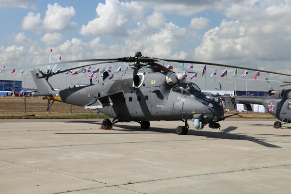 Elicottero Mi-35 sullo sfondo di bandiere di stato