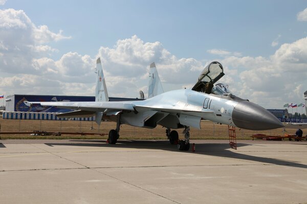 El caza su-35 descansa en el aeródromo