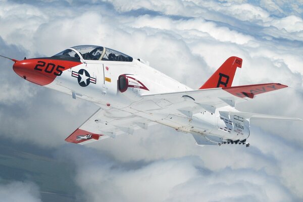 Avión militar estadounidense en el cielo