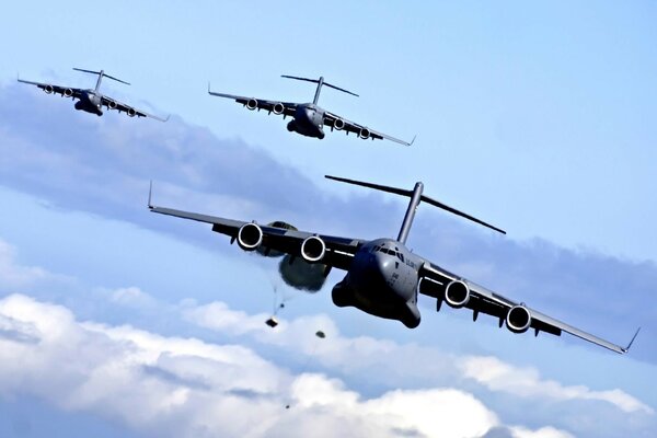 3 flugzeuge werfen Fracht in den Himmel