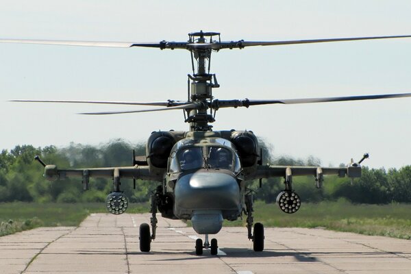 Hélicoptère Ka-52 prêt à décoller