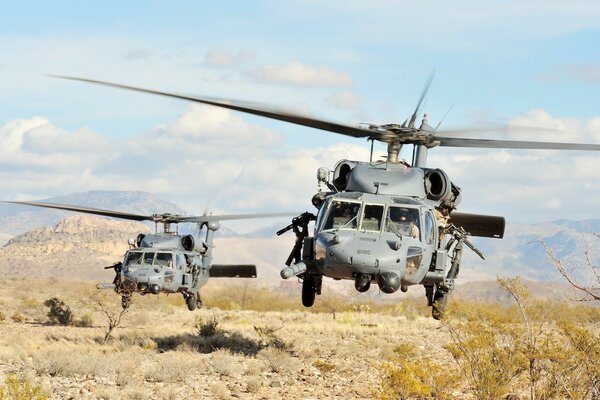 Zwei graue Hubschrauber in der Wüste