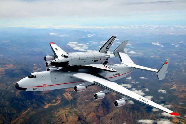 Los aviones vuelan en las nubes sobre las ciudades