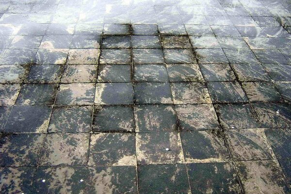 Adoquines de piedra hechos de cubos. el camino de los cubos