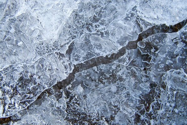 Hielo fino agrietado y gotas de agua