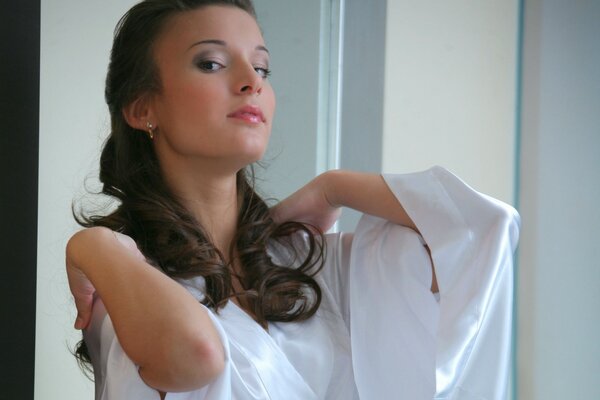 Fille brune en robe blanche