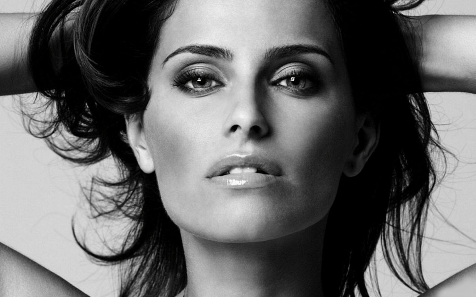 nelly furtado visage noir et blanc