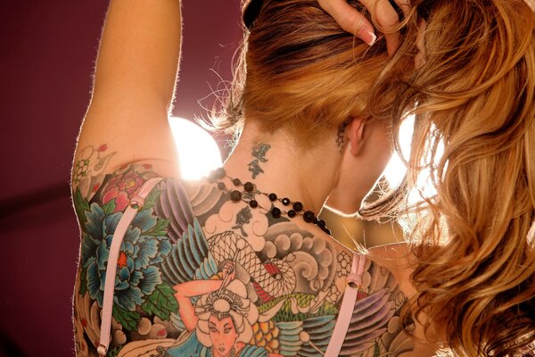 Fille avec un tatouage sur le cou