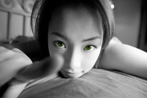 Chica asiática con ojos verdes se hace una selfie