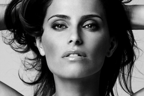 Foto en blanco y negro de la cantante Nelly Furtado