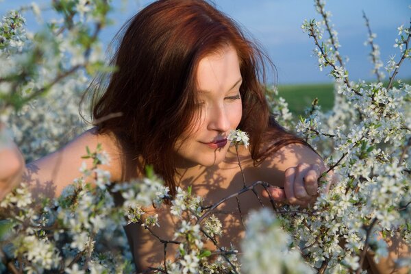 Interweaving of hair and branches with flowers