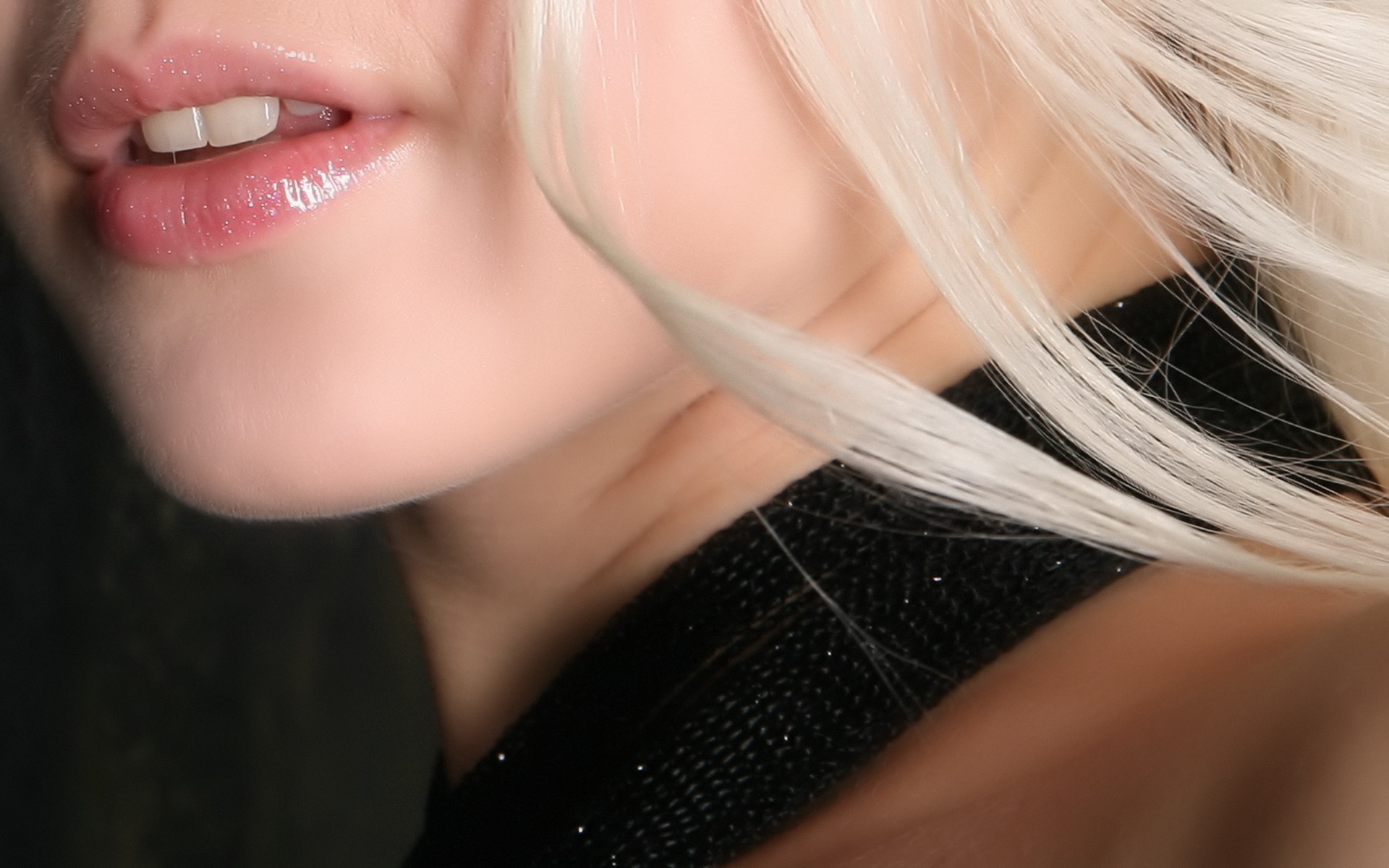 girl lips blonde