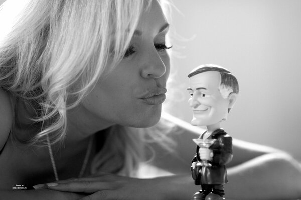 Photo en noir et blanc d une blonde avec un jouet