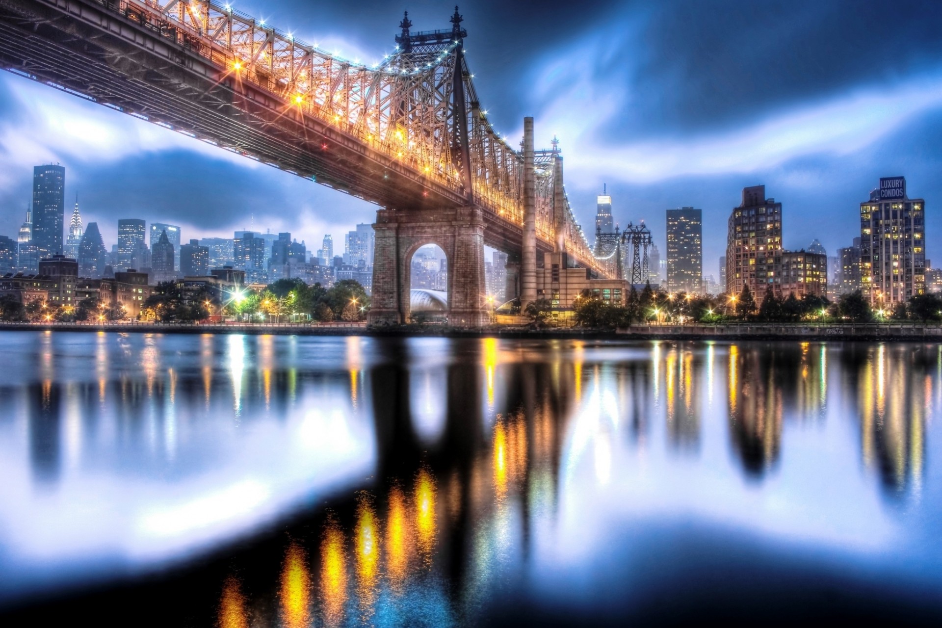 roosevelt island cielo manhattan stati uniti east river riflessione città costruzione case luci nuvole grattacieli new york notte queensboro ponte fiume