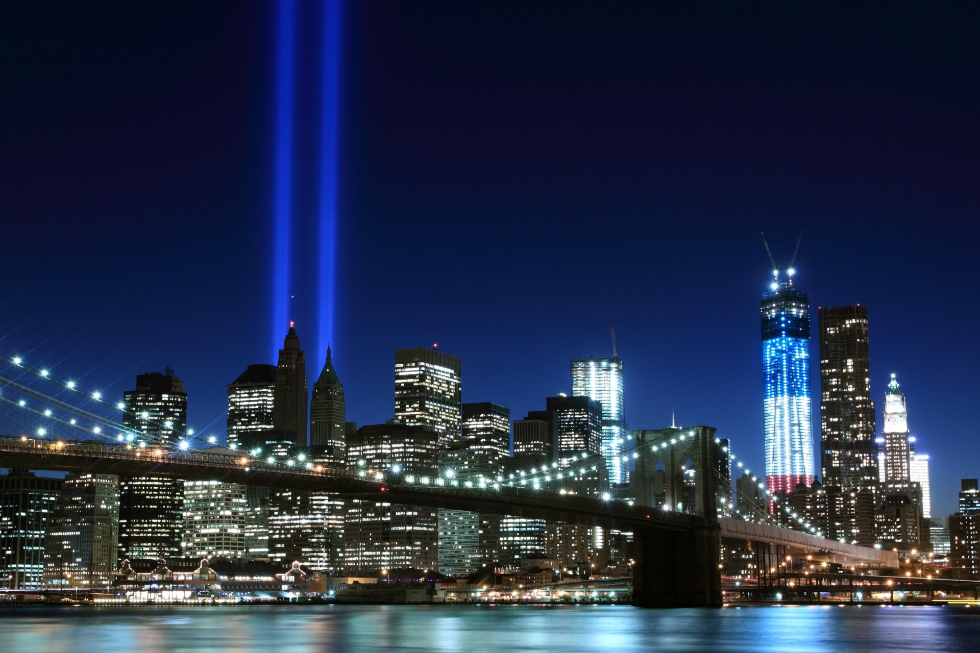 luci east river notte fiume ponte di brooklyn new york usa alberi grattacieli città manhattan brooklyn luce