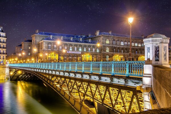 Ponte sul fiume notturno sullo sfondo dell architettura parigina