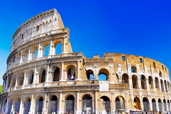 Colosseo italiano contro il cielo blu