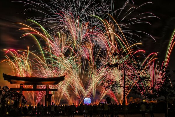 Fuegos artificiales festivos contra el cielo nocturno de Japón