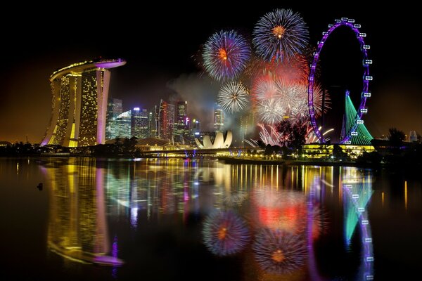 Feiertagsfeuerwerk auf dem Hintergrund der Nachtstadt von Singapur