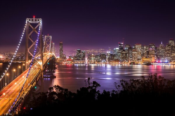 Imagen vívida del puente nocturno y la ciudad