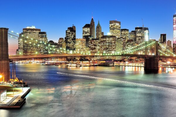 Panorama de la noche de Manhattan y el puente de Brooklyn