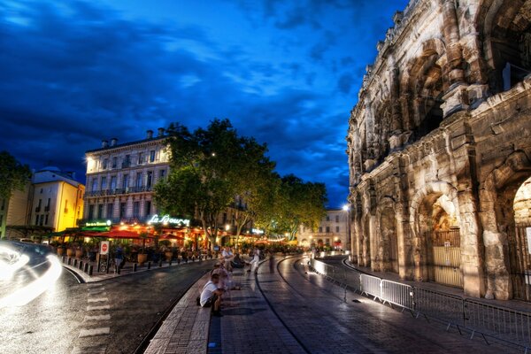 Colosseo notturno nelle luci della città