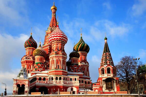 Beau temple avec des dômes à Moscou