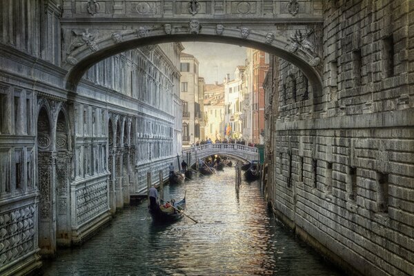 Las góndolas navegan por el canal de Venecia