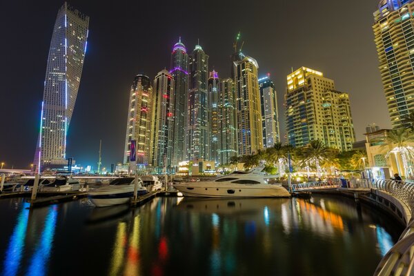 Les lumières de la ville de nuit se reflètent dans l eau