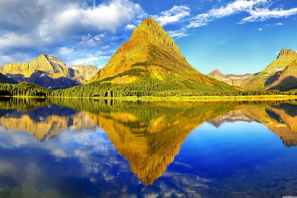 Lac dans les montagnes du Montana. Paysage avec reflet dans le lac