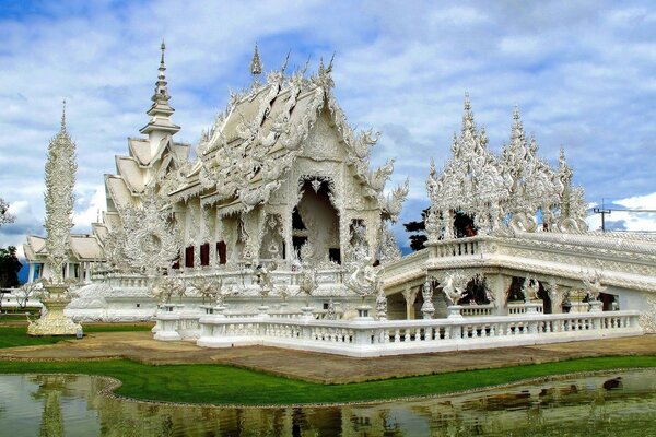 Thai-Tempel auf bewölktem Himmel Hintergrund