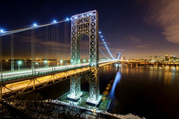 Río y puente en la noche de Manhattan