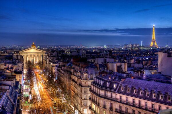 Panorama de Paris la nuit dans les lumières