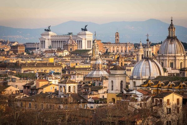 Panorama de la ciudad en Italia y las montañas