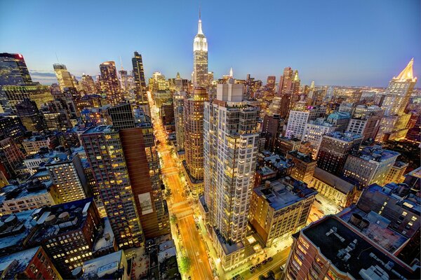 Photos of New York skyscrapers at night from a height