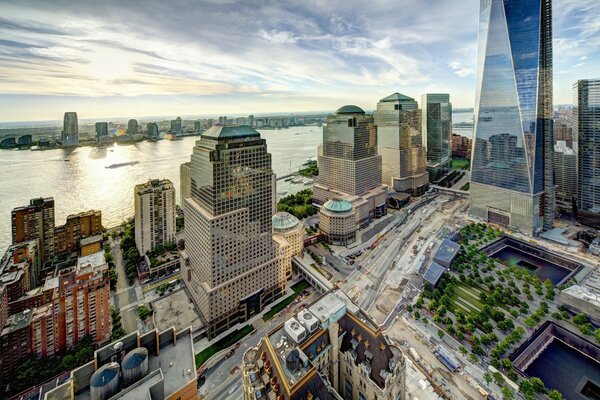 Río desde la ventana panorámica del edificio