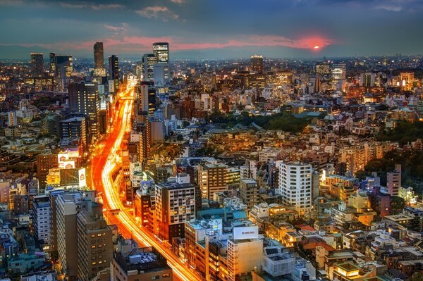 Puesta de sol en el fondo de los edificios de Japón