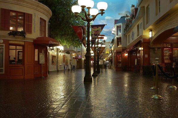 Strada della città di notte dopo la pioggia