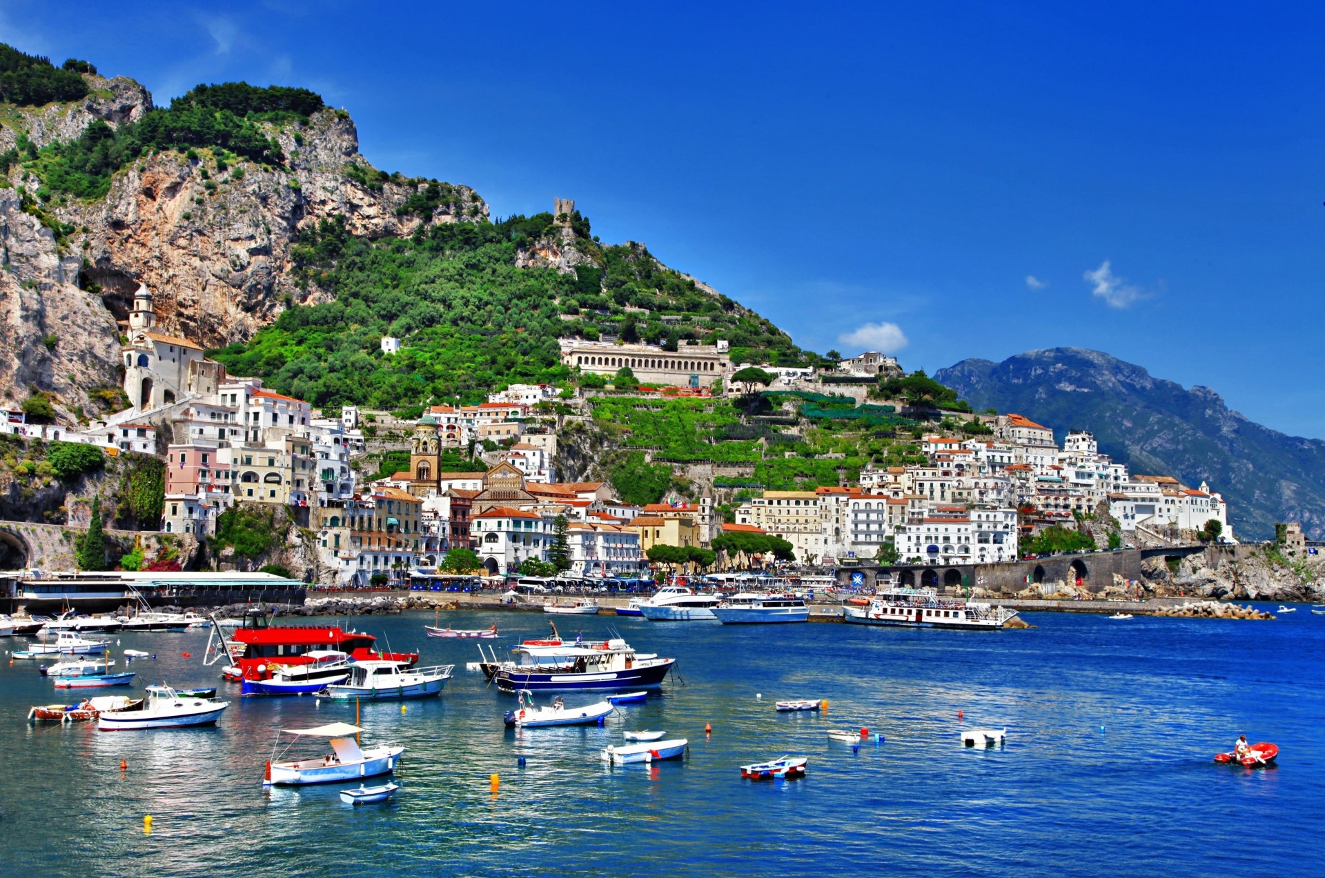 positano amalfi paysage bateaux baie baie italie bâtiment roches montagnes